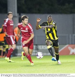 Aktuell FuÃŸball, England Ligapokal, Burton Albion - FC Middlesbrough 25.08.2015. Burton-on-Trent, England. Capital One Cup. Burton Albion versus Middlesbrough. Burton Albion striker Lucas Akins chasing the loose ball. xRolandxHarrisonx  ActionPlus11653632