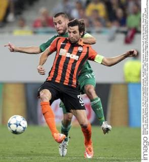 Aktuell Fußball, Champions League Playoff, Shakhtar Donetsk - Rapid Wien SOCCER - CL play off, Shakhtar vs Rapid LVIV,UKRAINE,25.AUG.15 - SOCCER - UEFA Champions League, play off, FC Shakhtar Donetsk vs SK Rapid Wien. Image shows Steffen Hofmann (Rapid) and Darijo Srna (Shakhtar). Keywords: Wien Energie. GEPAxpictures xPhilippxBrem