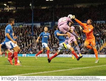 Aktuell FuÃŸball, England Ligapokal, FC Portsmouth - FC Reading 25.08.2015. Portsmouth, England. Capital One Cup 2nd Round. Portsmouth versus Reading. Portsmouth Goalkeeper Paul Jones punches clear as Nick Blackman of Reading attempts a header from a corner xMarkxKertonx  ActionPlus11653637