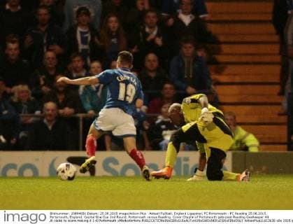Aktuell FuÃŸball, England Ligapokal, FC Portsmouth - FC Reading 25.08.2015. Portsmouth, England. Capital One Cup 2nd Round. Portsmouth versus Reading. Conor Chaplin of Portsmouth gets past Reading Goalkeeper Ali Al-Habsi to score making it 1-0 Portsmouth xMarkxKertonx  ActionPlus11653638