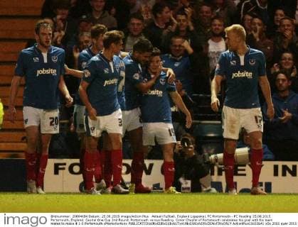 Aktuell FuÃŸball, England Ligapokal, FC Portsmouth - FC Reading 25.08.2015. Portsmouth, England. Capital One Cup 2nd Round. Portsmouth versus Reading. Conor Chaplin of Portsmouth celebrates his goal with his team mates to make it 1-0 Portsmouth xMarkxKertonx  ActionPlus11653641