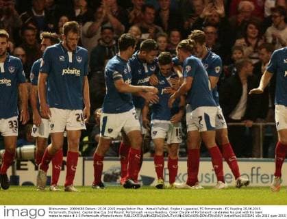 Aktuell FuÃŸball, England Ligapokal, FC Portsmouth - FC Reading 25.08.2015. Portsmouth, England. Capital One Cup 2nd Round. Portsmouth versus Reading. Conor Chaplin of Portsmouth celebrates his goal with his team mates to make it 1-0 Portsmouth xMarkxKertonx  ActionPlus11653642