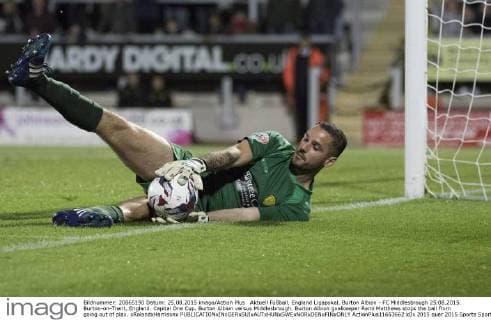 Aktuell FuÃŸball, England Ligapokal, Burton Albion - FC Middlesbrough 25.08.2015. Burton-on-Trent, England. Capital One Cup. Burton Albion versus Middlesbrough. Burton Albion goalkeeper Remi Matthews stops the ball from going out of play. xRolandxHarrisonx  ActionPlus11653662