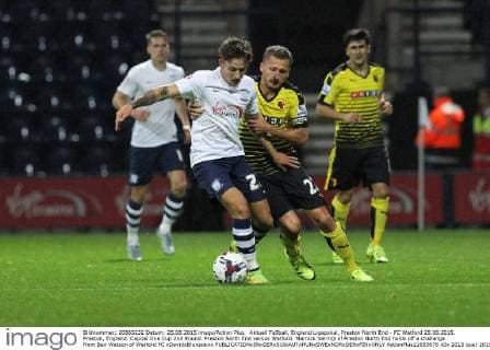 Aktuell FuÃŸball, England Ligapokal, Preston North End - FC Watford 25.08.2015. Preston, England. Capital One Cup 2nd Round. Preston North End versus Watford. Marnick Vermijl of Preston North End holds off a challenge from Ben Watson of Watford FC xDavidxBlunsdenx  ActionPlus11653676