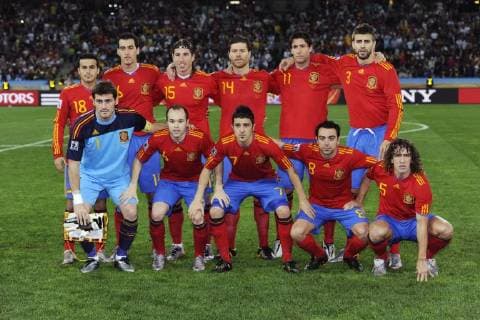 Team Spanien fotografiert am 07.07.2010 in Kapstadt Fußball International WM 2010 Fußball WM 2010. Hintere Reihe v.li.: Pedro Rodriguez, Sergio Busquets, Sergio Ramos, Xabi Alonso, Joan Capdevila, Gerard Pique; vorn: Iker Casillas, Andres Iniesta, David Villa, Xavi Hernandez, Carles Puyol.