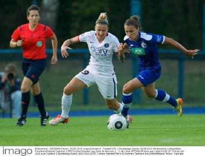 Fussball DFL 1.Bundesliga Damen 25.08.2015 Waldstadion Ludwigsfelde Freundschaftsspiel Testspiel 1 FFC Turbine Potsdam geg Paris St Germain 1 : 1 vlnr Anja MITTAG 29 Paris geg Lidija KULIS 23 Turbine