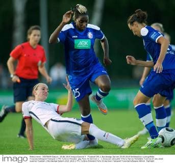 Fussball DFL 1.Bundesliga Damen 25.08.2015 Waldstadion Ludwigsfelde Freundschaftsspiel Testspiel 1 FFC Turbine Potsdam geg Paris St Germain 1 : 1 Kosovare ASLLANI 9 Paris Marina MAKANZA Turbine 25