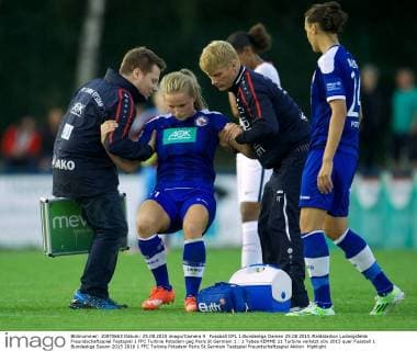 Fussball DFL 1.Bundesliga Damen 25.08.2015 Waldstadion Ludwigsfelde Freundschaftsspiel Testspiel 1 FFC Turbine Potsdam geg Paris St Germain 1 : 1 Tabea KEMME 21 Turbine verletzt
