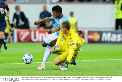Fussball, Qualifikation zur UEFA Champions League, Herren, Saison 2015 2016, BayArena Leverkusen, Bayer Leverkusen (rot) - Lazio Rom (blau); Bernd Leno (Leverkusen), Keita (Lazio), Aktion.
