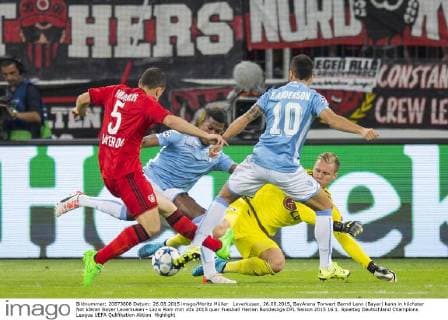 Leverkusen, 26.08.2015, BayArena Torwart Bernd Leno (Bayer) kann in höchster Not klären Bayer Leverkusen - Lazio Rom mm
