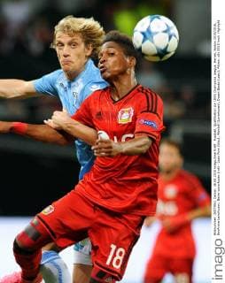 Fussball, Qualifikation zur UEFA Champions League, Herren, Saison 2015 2016, BayArena Leverkusen, Bayer Leverkusen (rot) - Lazio Rom (blau); Wendell (Leverkusen), Dusan Basta (Lazio), Aktion.