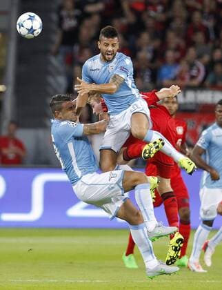 Mauricio (Lazio Rom) (L) and Felipe Anderson (Lazio Rom) (M) against Christoph Kramer (Bayer 04 Leverkusen) during the Championsleague Qualification between Bayer 04 Leverkusen and Lazio Rom, Bayarena in Leverkusen on August 26., 2015. Bayer 04 Leverkusen vs. Lazi Rom in der Qualifikation der Champions League der Saison 2015 2016 am 26. August 2015.