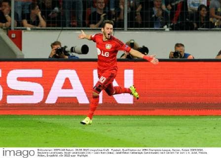 Fussball, Qualifikation zur UEFA Champions League, Herren, Saison 2015 2016, BayArena Leverkusen, Bayer Leverkusen (rot) - Lazio Rom (blau); Jubel Hakan Calhanoglu (Leverkusen) nach seinem Tor zum 1:0. Jubel, Freude, Aktion, Einzelbild.