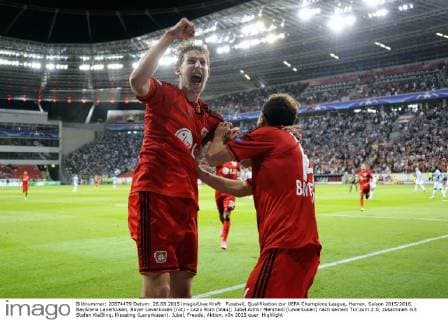 Fussball, Qualifikation zur UEFA Champions League, Herren, Saison 2015 2016, BayArena Leverkusen, Bayer Leverkusen (rot) - Lazio Rom (blau); Jubel Admir Mehmedi (Leverkusen) nach seinem Tor zum 2:0, zusammen mit Stefan Kießling, Kiessling (Leverkusen). Jubel, Freude, Aktion.