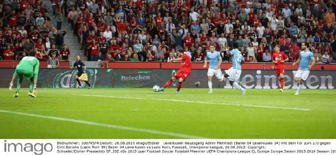 Leverkusen Neuzugang Admir Mehmedi (Bayer 04 Leverkusen 14) mit dem Tor zum 2:0 gegen Etrit Berisha (Lazio Rom 99) Bayer 04 Leverkusen vs Lazio Rom, Fussball, Champions-League, 26.08.2015, Copyright: Schueler Eibner-Pressefoto EP_JSE