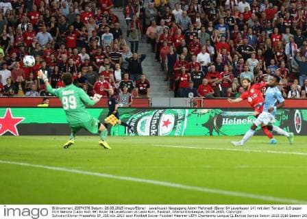 Leverkusen Neuzugang Admir Mehmedi (Bayer 04 Leverkusen 14) mit dem Tor zum 2:0 gegen Etrit Berisha (Lazio Rom 99) Bayer 04 Leverkusen vs Lazio Rom, Fussball, Champions-League, 26.08.2015, Copyright: Schueler Eibner-Pressefoto EP_JSE