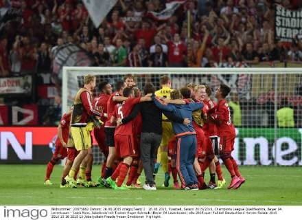 26.08.2015, Fussball, Saison 2015 2016, Champions League Qualifikation, Bayer 04 Leverkusen - Lazio Rom, Jubelkreis mit Trainer Roger Schmidt (Bayer 04 Leverkusen)