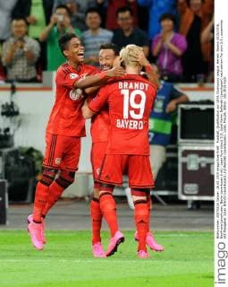 Fussball, Qualifikation zur UEFA Champions League, Herren, Saison 2015 2016, BayArena Leverkusen, Bayer Leverkusen (rot) - Lazio Rom (blau) 3:0; Jubel Karim Bellarabi (Leverkusen) nach seinem Tor zum 3:0., zusammen mit Passgeber Julian Brandt (Leverkusen) und Wendell (Leverkusen). Jubel, Freude, Aktion.