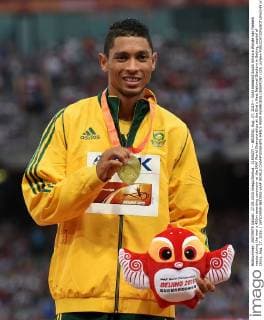 (150827) -- BEIJING, Aug. 27, 2015 -- Gold medalist South Africa s Wayde van Niekerk reacts during the men s 400m awarding ceremony at the IAAF World Championships at the Bird s Nest Naitonal Stadium in Beijing, capital of China, Aug. 27, 2015. ) (SP)CHINA-BEIJING-IAAF WORLD CHAMPIONSHIPS-MEN S 400M AWARDING CEREMONY (CN) LixWen 