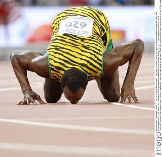 Bolt wins 200m for record 10th gold at worlds Usain Bolt kisses the track after winning the final of the men s 200 meters at the world athletics championships in Beijing on Aug. 27, 2015. The Jamaican claimed a record 10th gold medal at the championships, running the fastest time of the year in 19.55 seconds. 