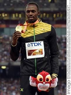 (150828) -- BEIJING, Aug. 28, 2015 -- Gold medalist Jamaica s Usain Bolt poses during the men s 200m awarding ceremony at the 2015 IAAF World Championships at Bird s Nest National Stadium in Bejing, capital of China, Aug. 28, 2015. ) (SP)CHINA-BEIJING-IAAF WORLD CHAMPIONSHIPS-MEN S 200M AWARDING CEREMONY (CN) GongxLei 