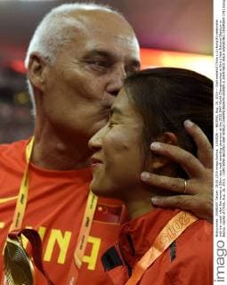 (150828) -- BEIJING, Aug. 28, 2015 -- Gold medalist China s Liu Hong(R) celebrates with her coach after the women s 20km race walk awarding ceremony at the 2015 IAAF World Championships at Bird s Nest National Stadium in Bejing, capital of China, Aug. 28, 2015. ) (SP)CHINA-BEIJING-IAAF WORLD CHAMPIONSHIPS-WOMEN S 20KM RACE WALK AWARDING CEREMONY (CN) GongxLei 