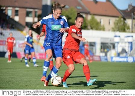 v.li.: Bianca Schmidt (1. FFC Turbine Potsdam, 20) Gina Lewandowski (FC Bayern München, FCB, 2) im Zweikampf, Duell, duel, tackle, Dynamik, Action, Aktion, Fussball, Allianz Frauen-Bundesliga, FC Bayern München - 1. FFC Turbine Potsdam, xslx