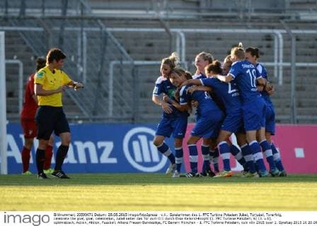 v.li.: Spielerinnen des 1. FFC Turbine Potsdam Jubel, Torjubel, Torerfolg, celebrate the goal, goal, celebration, Jubel ueber das Tor zum 0:1 durch Elise Kellond-Knight (1. FFC Turbine Potsdam, 6) (3. v.li), optimistisch, Action, Aktion, Fussball, Allianz Frauen-Bundesliga, FC Bayern München - 1. FFC Turbine Potsdam, xslx