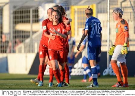 v.li.: Gina Lewandowski (FC Bayern München, FCB, 2) Sara Ilonka Däbritz (Sara Daebritz, FC Bayern München, FCB, 33) Jubel, Torjubel, Torerfolg, celebrate the goal, goal, celebration, Jubel ueber das Tor zum 2:1 durch Sara Ilonka Däbritz (Sara Daebritz, FC Bayern München, FCB, 33), optimistisch, Action, Aktion, Jolanta Siwinska (1. FFC Turbine Potsdam, 18) Vanessa Fischer (1. FFC Turbine Potsdam, 30) enttäuscht schauend, Enttäuschung, Frustration, disappointed, pessimistisch, Fussball, Allianz Frauen-Bundesliga, FC Bayern München - 1. FFC Turbine Potsdam, xslx