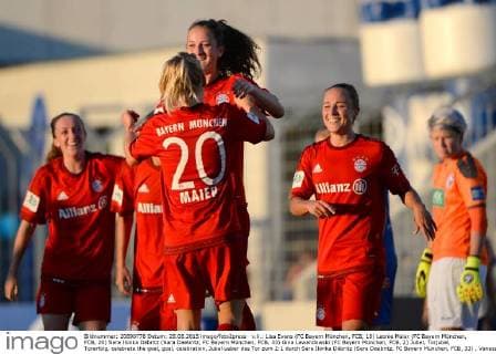 v.li.: Lisa Evans (FC Bayern München, FCB, 18) Leonie Maier (FC Bayern München, FCB, 20) Sara Ilonka Däbritz (Sara Daebritz, FC Bayern München, FCB, 33) Gina Lewandowski (FC Bayern München, FCB, 2) Jubel, Torjubel, Torerfolg, celebrate the goal, goal, celebration, Jubel ueber das Tor zum 2:1 durch Sara Ilonka Däbritz (Sara Daebritz, FC Bayern München, FCB, 33) , Vanessa Fischer (1. FFC Turbine Potsdam, 30) enttäuscht schauend, Enttäuschung, Frustration, disappointed, pessimistisch, optimistisch, Action, Aktion, Fussball, Allianz Frauen-Bundesliga, FC Bayern München - 1. FFC Turbine Potsdam, xslx