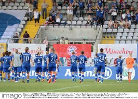 v.li.: Potsdamer Spielerinnen bedankt sich bei den Fans, bedanken, Dank, Feiern, optimistisch, Fussball, Allianz Frauen-Bundesliga, FC Bayern München - 1. FFC Turbine Potsdam, xslx