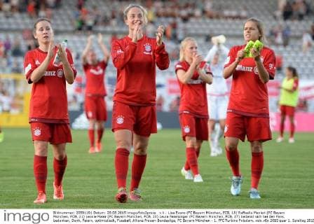 v.li.: Lisa Evans (FC Bayern München, FCB, 18) Raffaella Manieri (FC Bayern München, FCB, 21) Leonie Maier (FC Bayern München, FCB, 20) Laura Feiersinger (FC Bayern München, FCB, 27) bedankt sich bei den Fans, bedanken, Dank, Feiern, optimistisch, Fussball, Allianz Frauen-Bundesliga, FC Bayern München - 1. FFC Turbine Potsdam, xslx