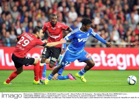 Aktuell Fußball, EA Guingamp - Olympique Marseille Michy BATSHUAYI (om) - CHRISTOPHE KERBRAT (eag) - Fussball Frankreich, Ligue 1, EA Guingamp vs. Olympique Marseille - 28 08 2015 FEP Panoramic 
