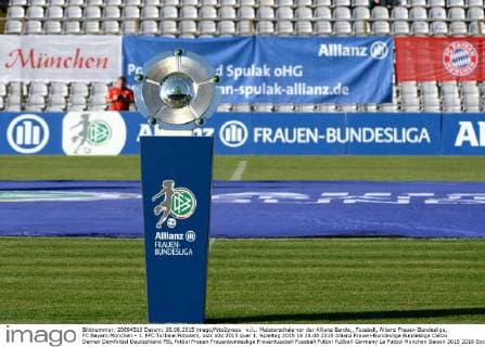 v.li.: Meisterschale vor der Allianz Bande,, Fussball, Allianz Frauen-Bundesliga, FC Bayern München - 1. FFC Turbine Potsdam, xslx