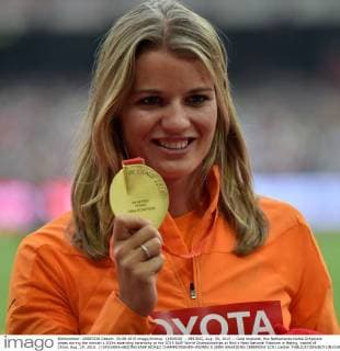 (150829) -- BEIJING, Aug. 29, 2015 -- Gold medalist, the Netherlands Dafne Schippers poses during the women s 200m awarding ceremony at the 2015 IAAF World Championships at Bird s Nest National Stadium in Bejing, capital of China, Aug. 29, 2015. ) (SP)CHINA-BEIJING-IAAF WORLD CHAMPIONSHIPS-WOMEN S 200M AWARDING CEREMONY (CN) LixWen 