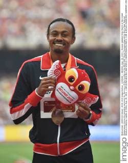 (150829) -- BEIJING, Aug. 29, 2015 -- Bronze medalist Aries Merritt of the United States poses during the awarding ceremony for the men s 110m hurdles at the 2015 IAAF World Championships at the Bird s Nest National Stadium in Beijing, capital of China, Aug. 29, 2015. ) (SP)CHINA-BEIJING-IAAF WORLD CHAMPIONSHIPS-MEN S 110M HURDLES AWARDING CEREMONY (CN) LixWen 