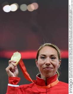 (150829) -- BEIJING, Aug. 29, 2015 -- Gold medalist Belarus Marina Arzamasova poses during the awarding ceremony of the women s 800m at the 2015 IAAF World Championships at the Bird s Nest National Stadium in Beijing, capital of China, Aug. 29, 2015. Yue Yuewei) (SP)CHINA-BEIJING-IAAF WORLD CHAMPIONSHIPS-WOMEN S 800M AWARDING CEREMONY (CN) LixWen 