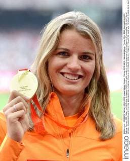 Peking 29.08.2015, Nationalstadion, Peking, CHN, IAAF, Leichtathletik WM, Peking, Damen, 200 Meter, im Bild Dafne Schippers (NED) with gold medal at medal ceremony of 200 m Women during the 15th IAAF World Athletics Championships 2015 at the Nationalstadion in Peking, China on 2015 08 29. EP_spoti
