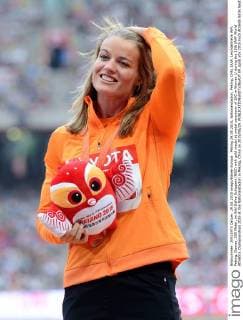 Peking 29.08.2015, Nationalstadion, Peking, CHN, IAAF, Leichtathletik WM, Peking, Damen, 200 Meter, im Bild Dafne Schippers (NED) with gold medal at medal ceremony of 200 m Women during the 15th IAAF World Athletics Championships 2015 at the Nationalstadion in Peking, China on 2015 08 29. EP_spoti