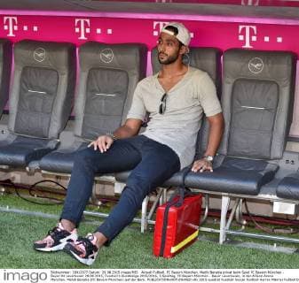 Aktuell Fußball, FC Bayern München, Medhi Benatia privat beim Spiel FC Bayern München - Bayer 04 Leverkusen 29.08.2015, Fussball 1.Bundesliga 2015 2016, 3.Spieltag, FC Bayern München - Bayer Leverkusen, in der Allianz-Arena München. Mehdi Benatia (FC Bayern München) auf der Bank. 