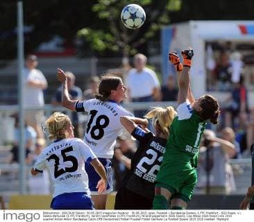 30.08.2015, xpsx, Fussball 1.Bundesliga Damen, 1.FFC Frankfurt - SGS Essen, v.l. Saskia Bartusiak (1.FFC Frankfurt), Kerstin Garefrekes (1.FFC Frankfurt), Nina Brueggemann (SGS Essen), Lisa Weiss (SGS Essen)