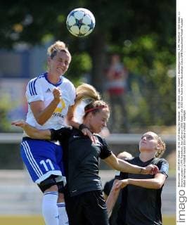 30.08.2015, xpsx, Fussball 1.Bundesliga Damen, 1.FFC Frankfurt - SGS Essen, v.l. Simone Laudehr (1.FFC Frankfurt), Ina Lehmann (SGS Essen)