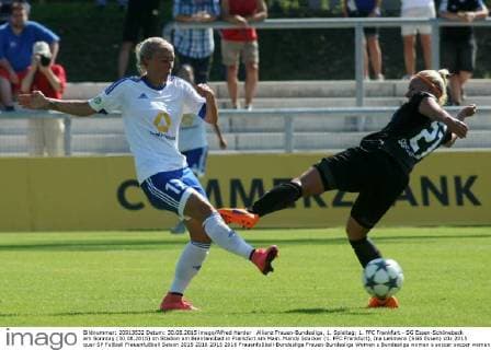 Allianz Frauen-Bundesliga, 1. Spieltag: 1. FFC Frankfurt - SG Essen-Schönebeck am Sonntag (30.08.2015) im Stadion am Brentanobad in Frankfurt am Main. Mandy Islacker (1. FFC Frankfurt), Ina Lehmann (SGS Essen)