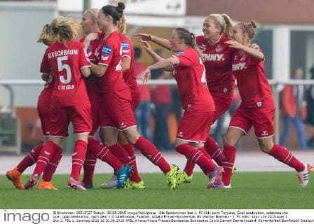 Die Spielerinnen des 1. FC Köln beim Torjubel, Goal celebration, celebrate the goal, goal celebration, nach dem 1:0 Jubeltraube, Fussball, Allianz Frauen-Bundesliga, SV Werder Bremen - 1. FC Köln, xdgx