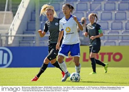 Yuki Ogimi (FFC) im Zweikampf - 1. FFC Frankfurt vs. SG Essen-Schoenebeck Stadion am Brentanobad