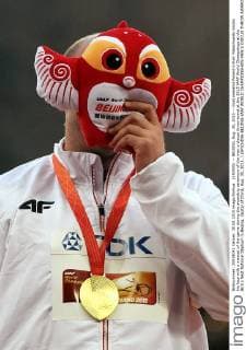 (150830) -- BEIJING, Aug. 30, 2015 -- Gold medalist Poland s Piotr Malachowski blocks his face with a mascot of the game during the awarding ceremony of the men s discus throw event at the 2015 IAAF World Champships at the Bird s Nest National Stadium in Beijing, capital of China, Aug. 30, 2015. ) (SP)CHINA-BEIJING-IAAF WORLD CHAMPIONSHIPS-MEN S DISCUS THROW AWARDING CEREMONY (CN) WangxHaofei 