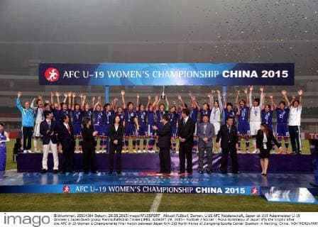 Aktuell Fußball, Damen, U 19 AFC Meisterschaft, Japan ist U19 Asienmeister U-19 Women s Japan team group Mannschaftsbild Totale (JPN), AUGUST 29, 2015 - Football Soccer : Ruka Norimatsu of Japan lifts the trophy after the AFC U-19 Women s Championship final match between Japan 0(4-2)0 North Korea at Jiangning Sports Center Stadium in Nanjing, China. NOxTHIRDxPARTYxSALES.  (heia000612)