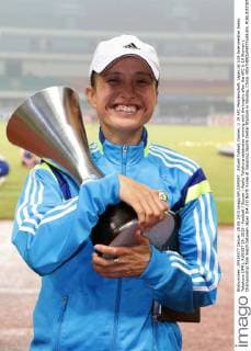 Aktuell Fußball, Damen, U 19 AFC Meisterschaft, Japan ist U19 Asienmeister Asako Takakura (JPN), AUGUST 29, 2015 - Football Soccer : Asako Takakura celebrates winning with the trophy after the AFC U-19 Women s Championship final match between Japan 0(4-2)0 North Korea at Jiangning Sports Center Stadium in Nanjing, China. NOxTHIRDxPARTYxSALES.  (heia000619)