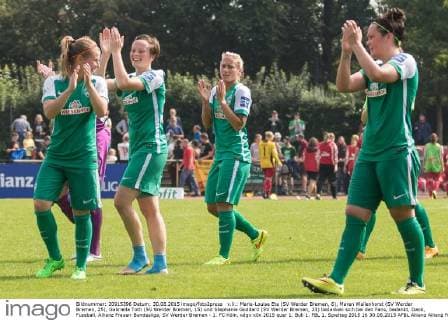 v.li.: Marie-Louise Eta (SV Werder Bremen, 6), Maren Wallenhorst (SV Werder Bremen, 25), Gabriella Toth (SV Werder Bremen, 15) und Stephanie Goddard (SV Werder Bremen, 23) bedanken sich bei den Fans, bedankt, Dank, Fussball, Allianz Frauen-Bundesliga, SV Werder Bremen - 1. FC Köln, xdgx