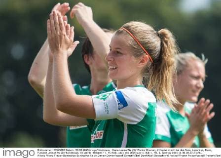 Marie-Louise Eta (SV Werder Bremen, 6) bedankt sich bei den Fans, bedanken, Dank, Fussball, Allianz Frauen-Bundesliga, SV Werder Bremen - 1. FC Köln, xdgx